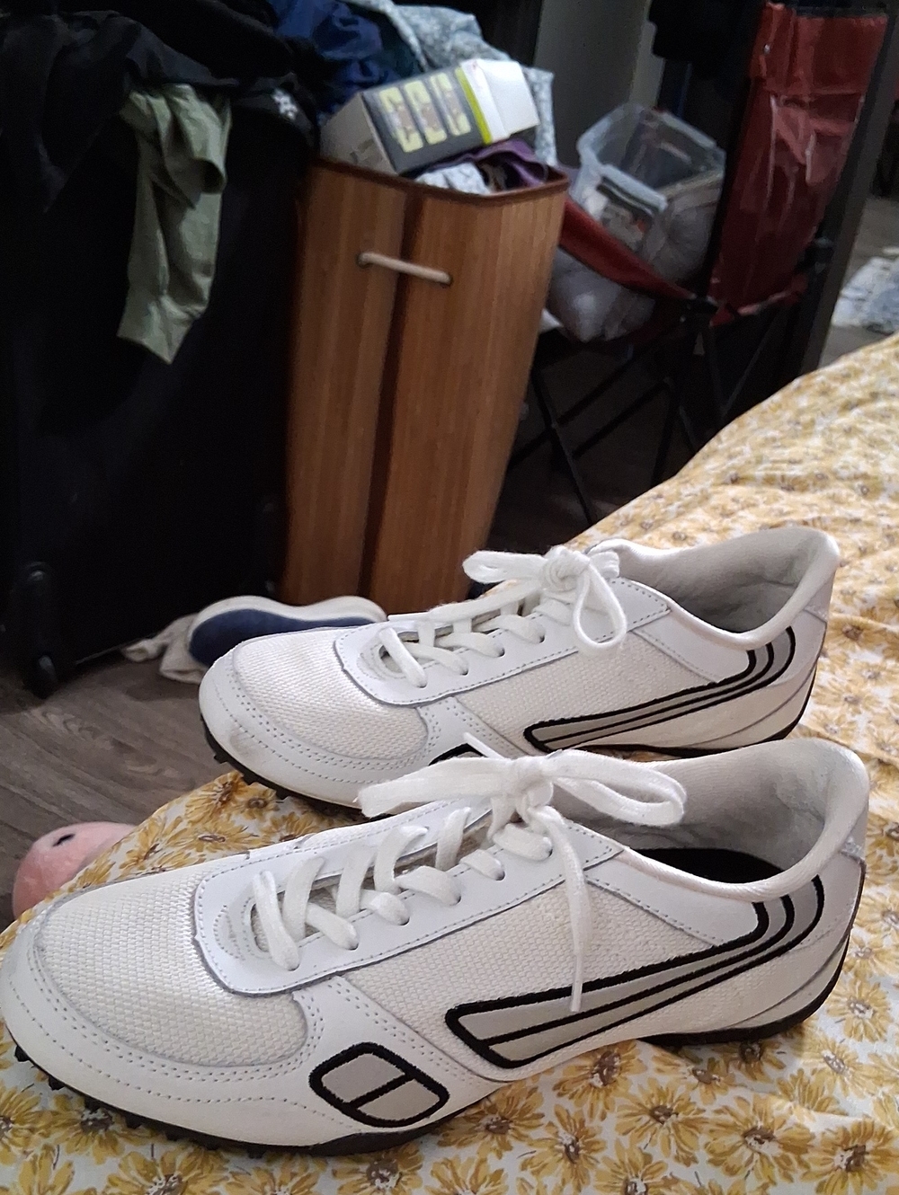 Leather Women's Sneaker Size 9  LA Gear Athletic Sneakers with Black Accents